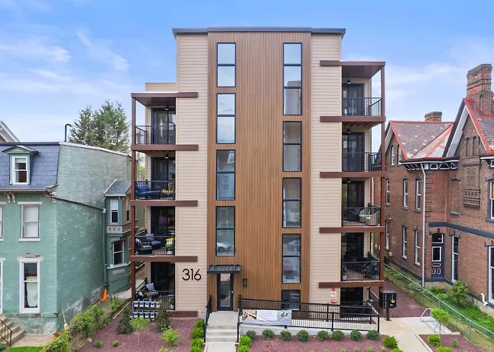 Pfr - Highland, 3br 2ba Shadyside Condo, 2 Decks And Off-street Parking Apartment Pittsburgh