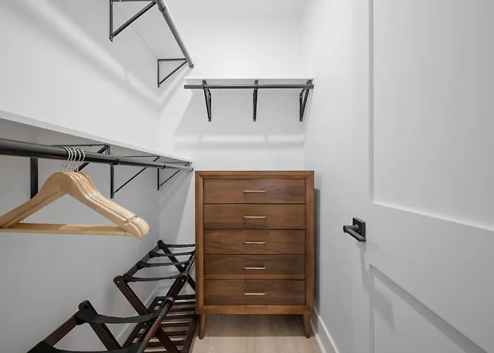 Pfr - Highland, 3br 2ba Shadyside Condo, 2 Decks And Off-street Parking *