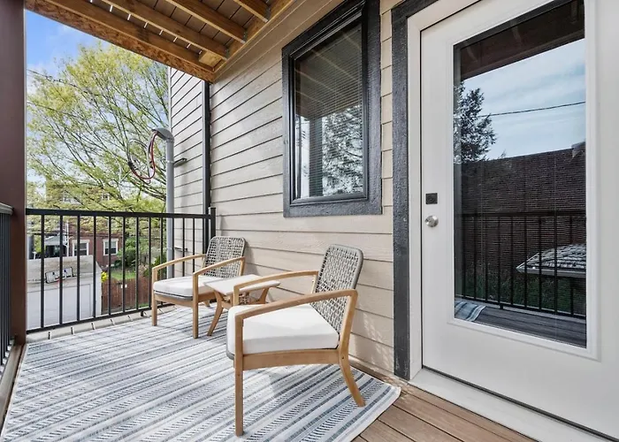 Apartment Pfr - Highland, 3br 2ba Shadyside Condo, 2 Decks And Off-street Parking *