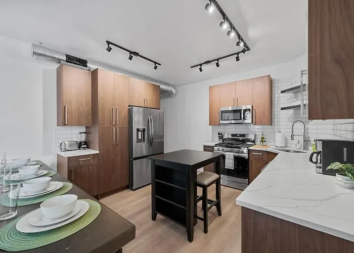 Apartment Pfr - Highland, 3br 2ba Shadyside Condo, 2 Decks And Off-street Parking