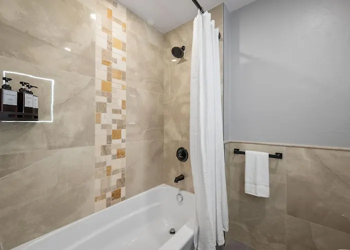 Apartment Pfr - Highland, 3br 2ba Shadyside Condo, 2 Decks And Off-street Parking
