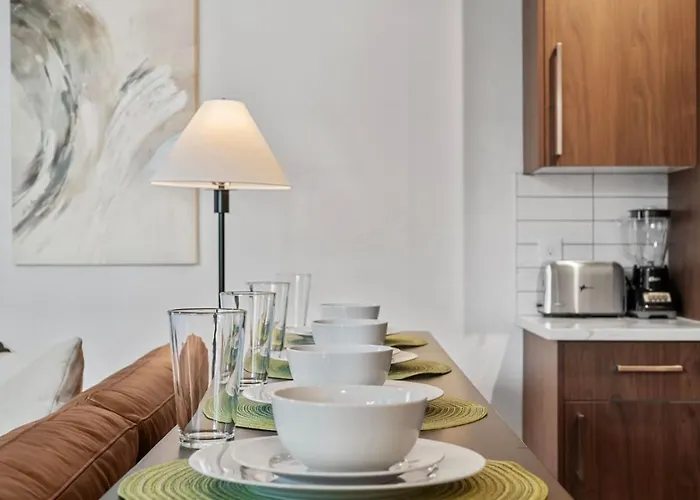 Pfr - Highland, 3br 2ba Shadyside Condo, 2 Decks And Off-street Parking