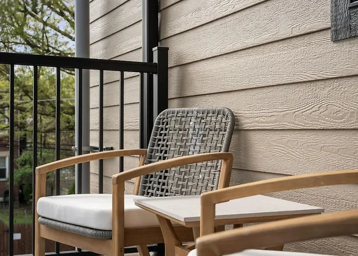 Pfr - Highland, 3br 2ba Shadyside Condo, 2 Decks And Off-street Parking