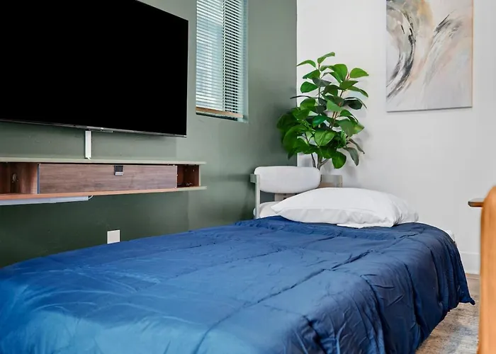 Apartment Pfr - Highland, 3br 2ba Shadyside Condo, 2 Decks And Off-street Parking Pittsburgh