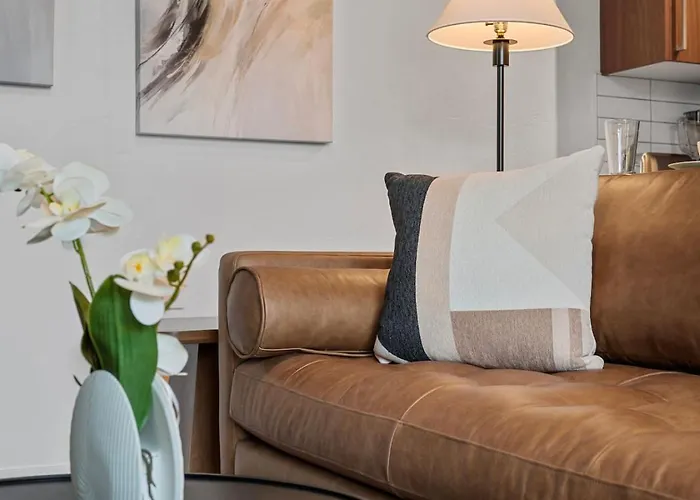 Apartment Pfr - Highland, 3br 2ba Shadyside Condo, 2 Decks And Off-street Parking *